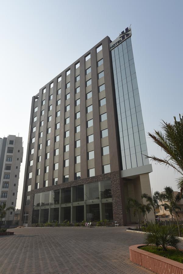 Hotel H - Sandhill Hotels Private Limited Anand Ngoại thất bức ảnh