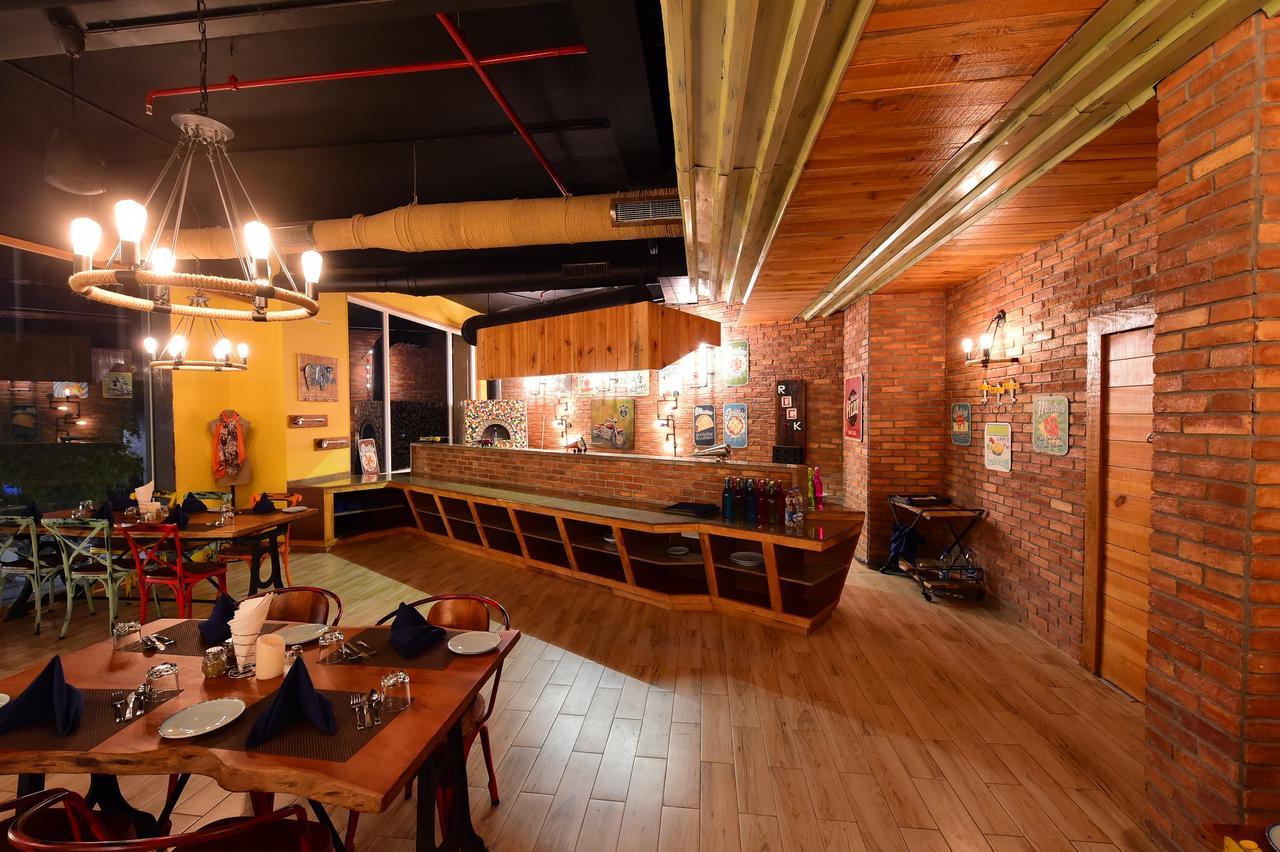 Hotel H - Sandhill Hotels Private Limited Anand Ngoại thất bức ảnh