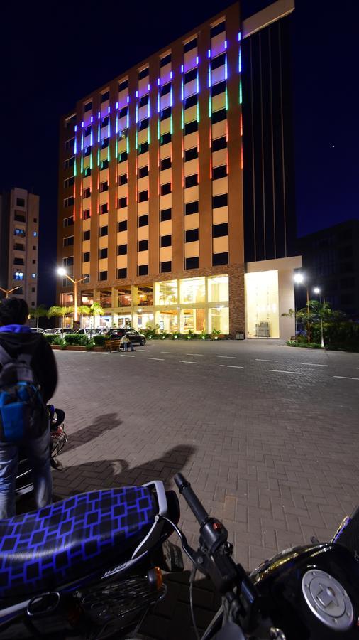 Hotel H - Sandhill Hotels Private Limited Anand Ngoại thất bức ảnh
